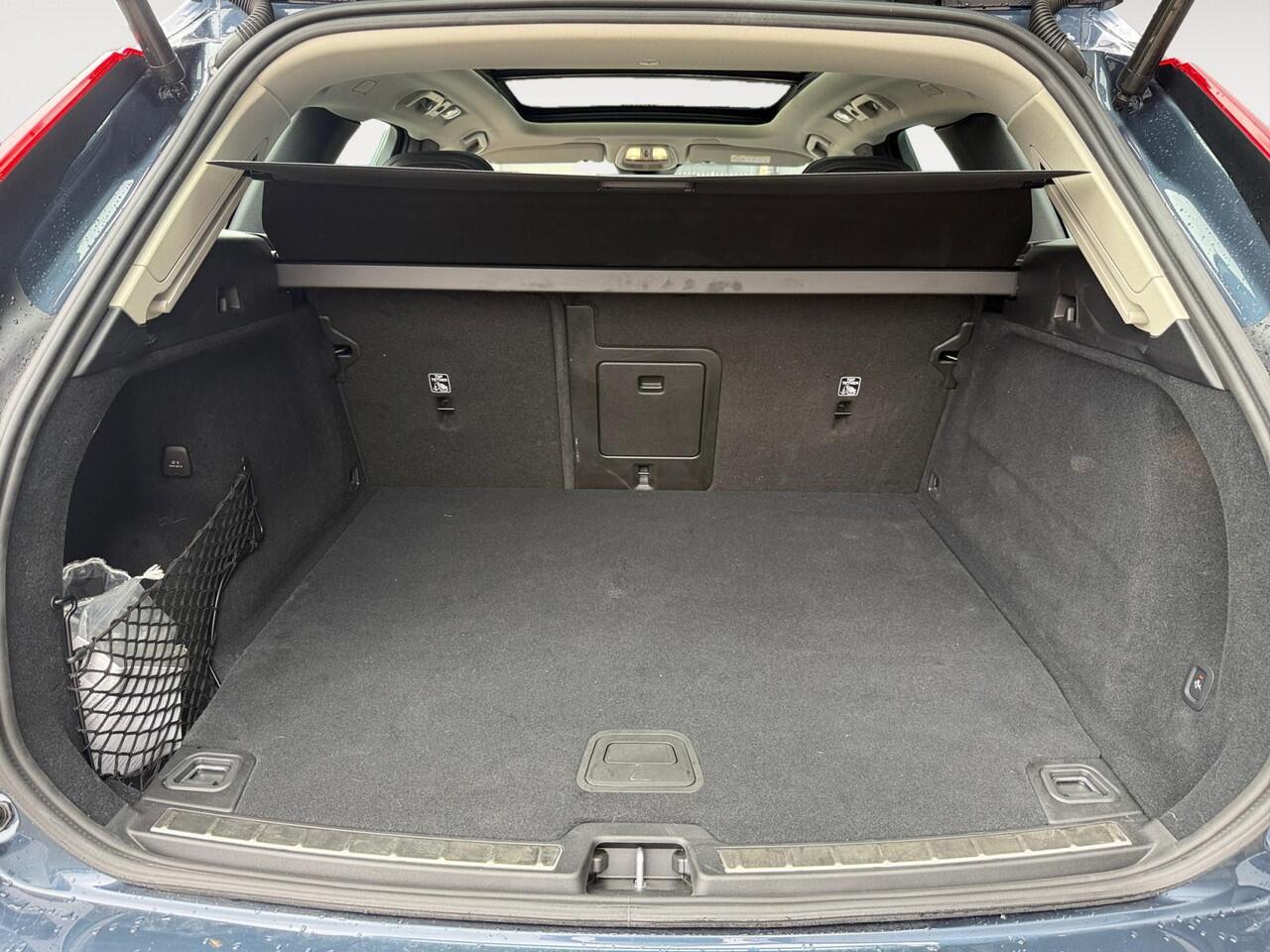 Volvo XC60 2.0 T6 Plug-in hybrid AWD Ultra Dark | Panoramadak | Extra getint glas | Head-up Display | 360 graden camera |