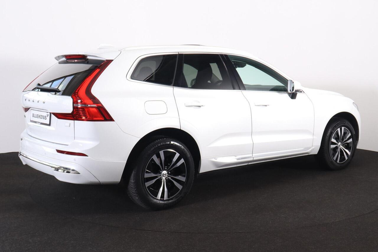 Volvo XC60 T6 Recharge AWD Core Bright - Panorama/schuifdak - IntelliSafe Assist - Adaptieve LED koplampen - Parkeercamera achter - Verwarmde voorstoelen, stuur & achterbank - Parkeersensoren voor & achter - Draadloze tel. lader - Standkachel - Extra getint glas - E