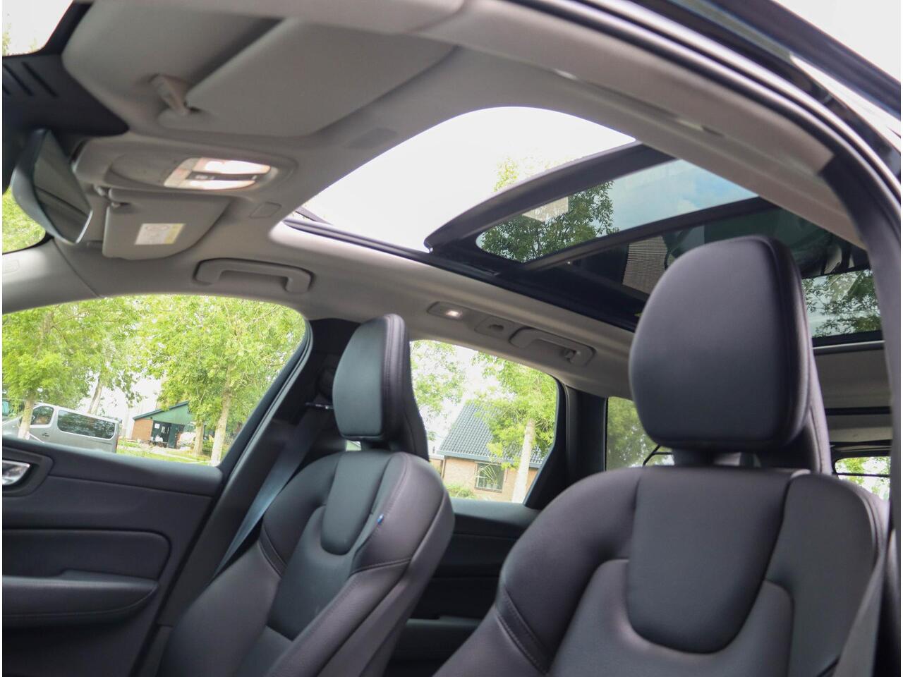 Volvo XC60 T6 AWD Inscription 350PK ACC Panoramadak 19 inch