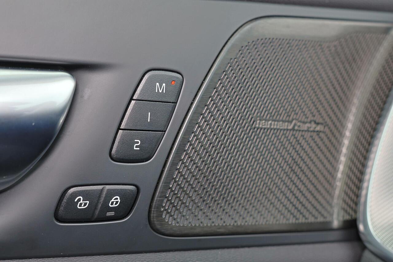 Volvo XC60 T8 Recharge AWD Ultra Black Edition - Luchtvering - Panorama/schuifdak - IntelliSafe Assist & Surround - 360º Camera - Harman/Kardon audio - Adaptieve LED koplampen - Verwarmde voorstoelen, stuur & achterbank - Parkeersensoren voor & achter - Elektr. bedi