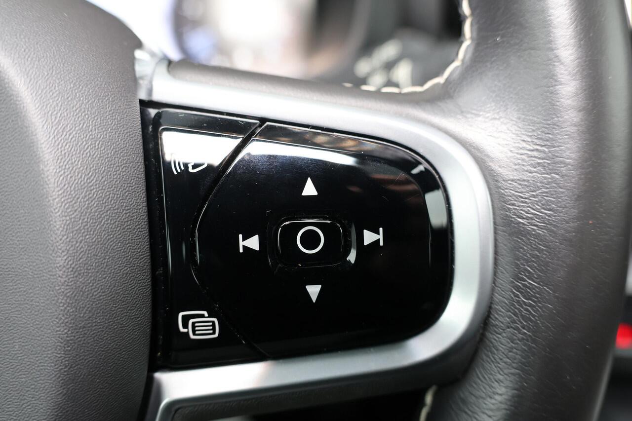 Volvo XC60 B5 R-Design - Panoramisch schuif-/kanteldak - Intellisafe Assist / Surround - Parkeerverwarming met timer - Harman Kardon Audio - Elektrisch bedienbare voorstoelen met geheugen - Verwarmbare voorstoelen - Head-up Display - Verwarmbaar stuurwiel - 360 view