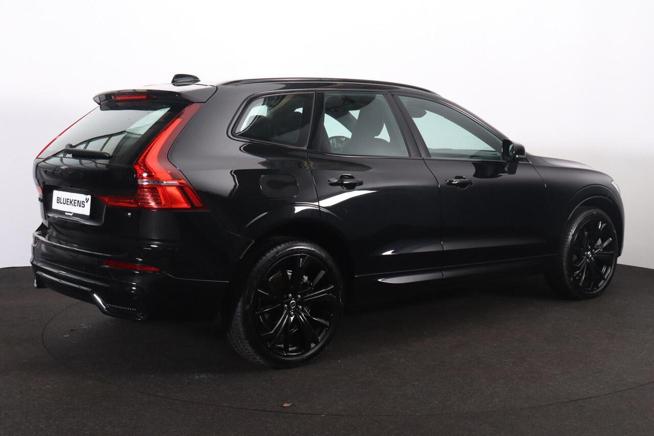 Volvo XC60 T6 Recharge AWD Plus Black Edition - Panorama/schuifdak - Adaptieve LED koplampen - Parkeercamera achter - Verwarmde voorstoelen, stuur & achterbank - Parkeersensoren voor & achter - Elektr. bedienb. voorstoelen met geheugen - Draadloze tel. lader - Cruis