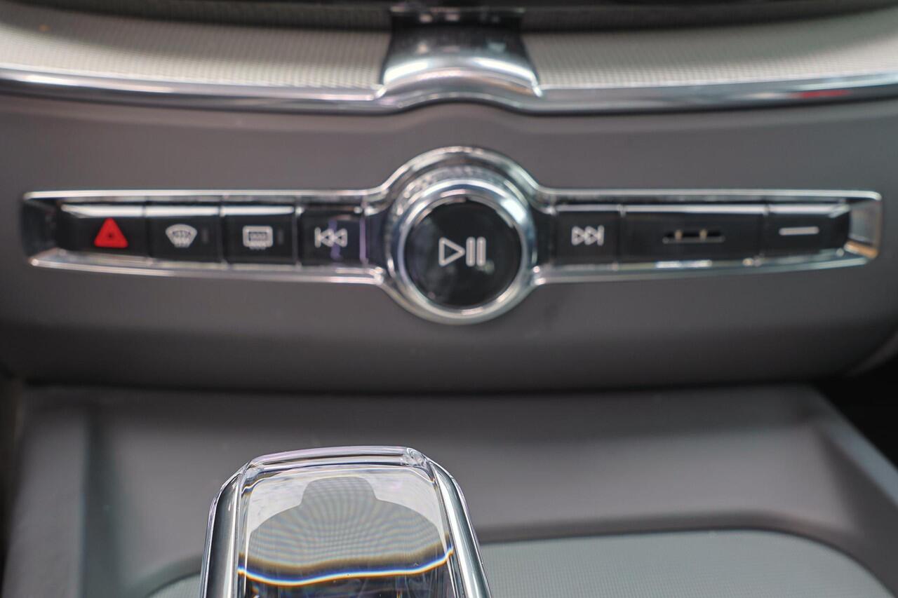 Volvo XC60 T6 Recharge AWD Plus Black Edition - Panorama/schuifdak - IntelliSafe Assist & Surround - 360º Camera - Harman/Kardon audio - Adaptieve LED koplampen - Verwarmde voorstoelen, stuur & achterbank - Parkeersensoren voor & achter - Elektr. bedienb. voorstoele