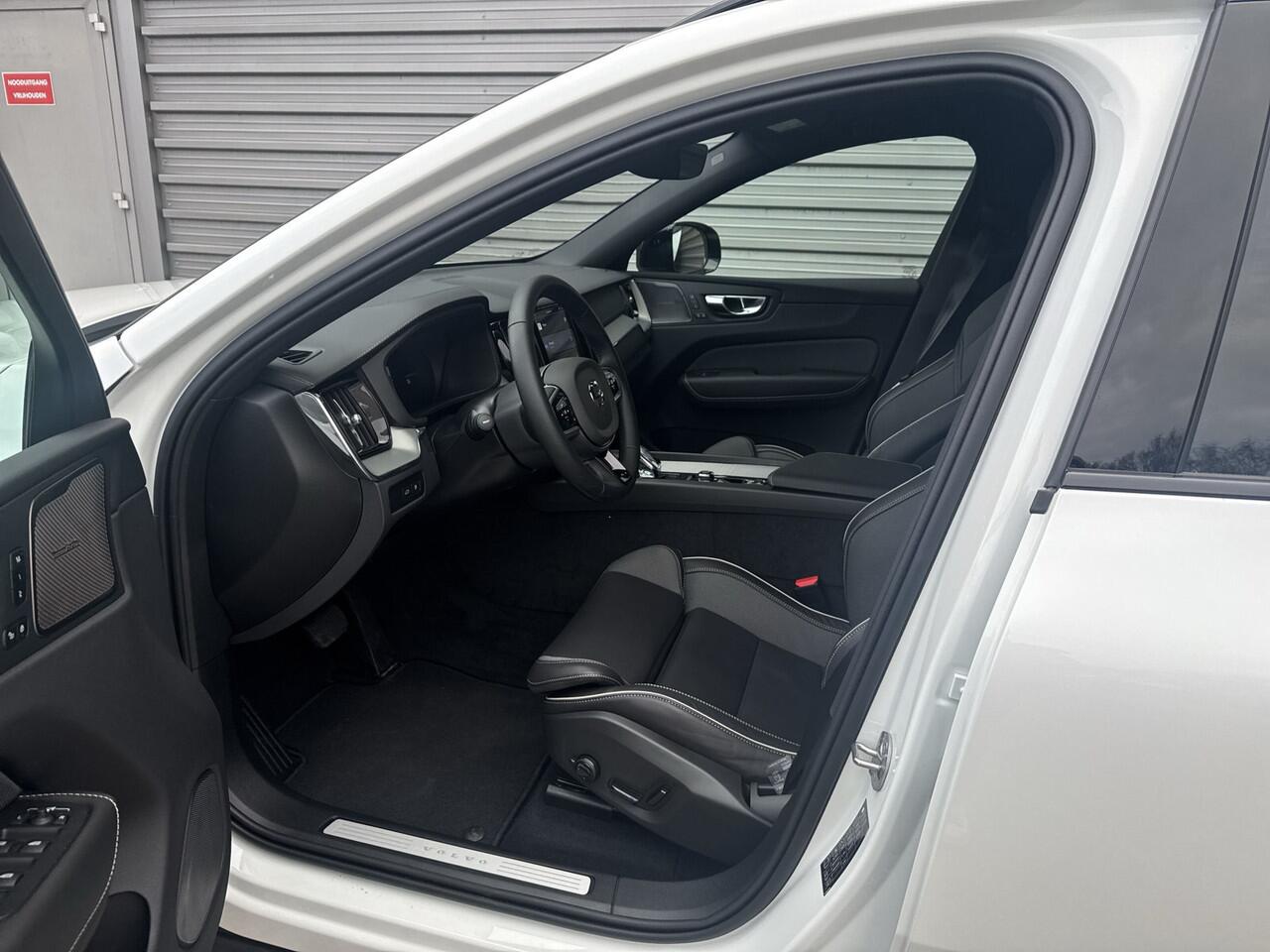 Volvo XC60 T6 350 PK Plug-in hybrid AWD Ultra Dark / 360 camera/ Luchtvering / Black Sheep pakket /