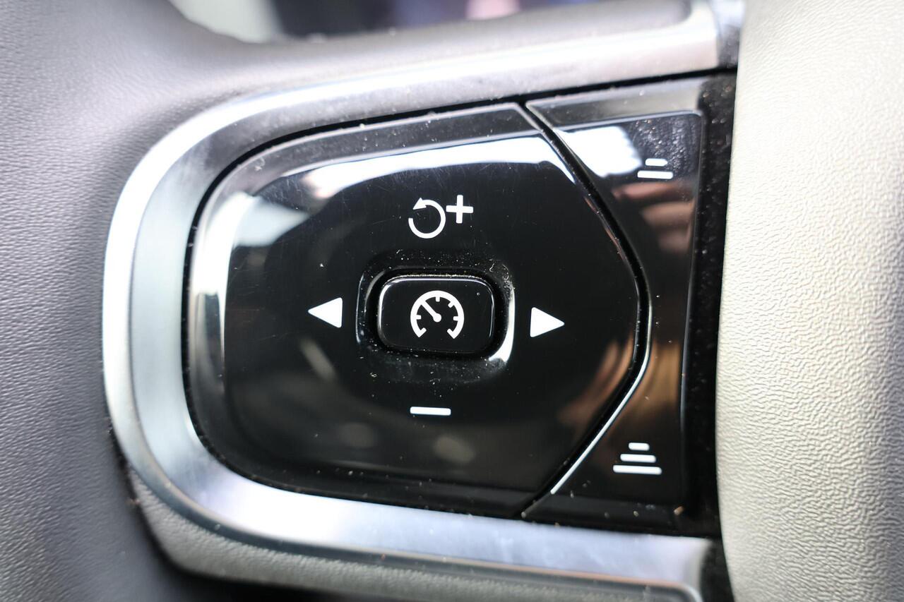 Volvo XC60 T6 Recharge AWD Plus Black Edition - Panorama/schuifdak - Adaptieve LED koplampen - Parkeercamera achter - Verwarmde voorstoelen, stuur & achterbank - Parkeersensoren voor & achter - Elektr. bedienb. voorstoelen met geheugen - Draadloze tel. lader - Cruis