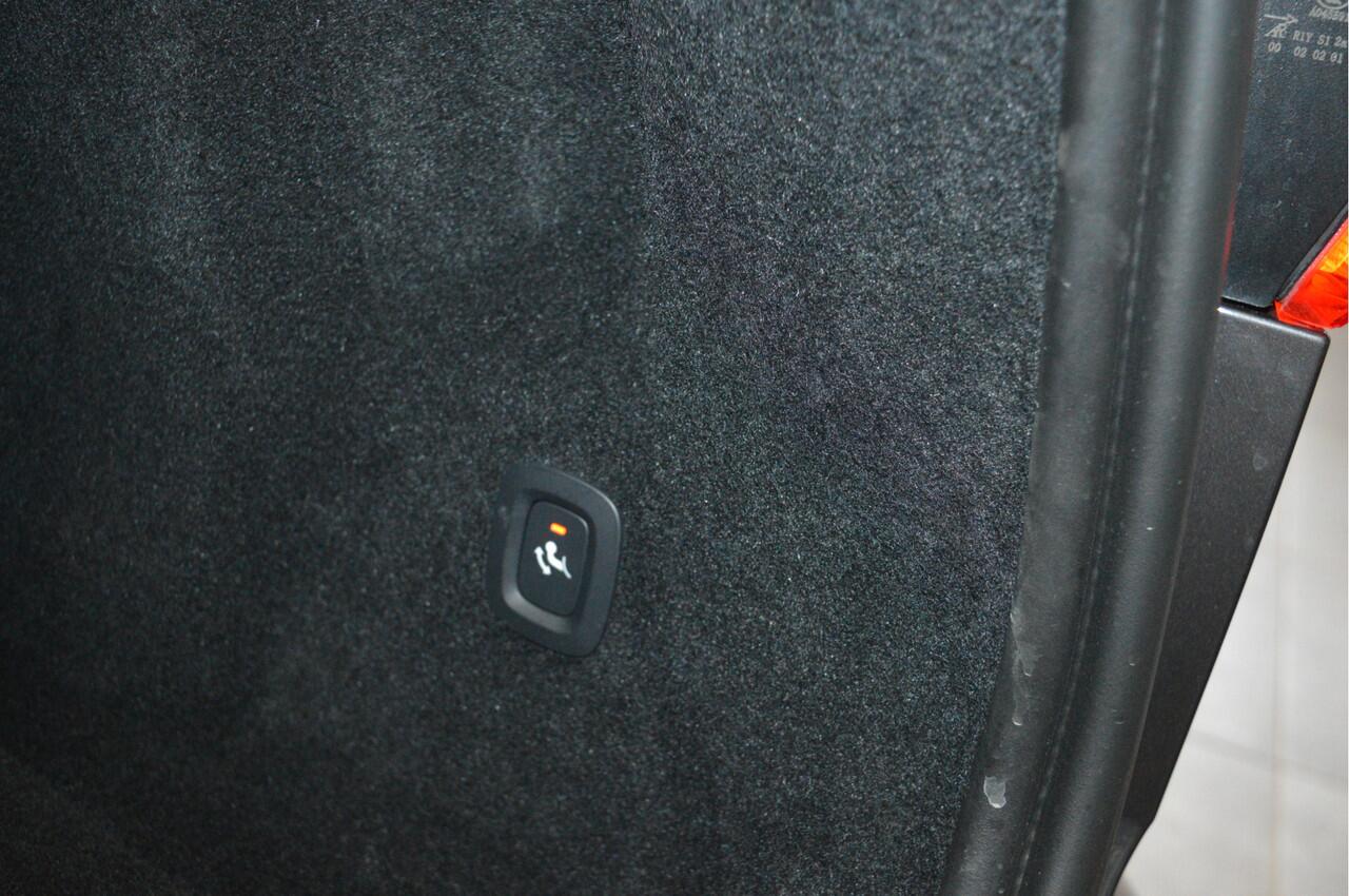 Volvo XC60 2.0 T6 Plug-in hybrid AWD Plus Dark pano leer trekhaak !!