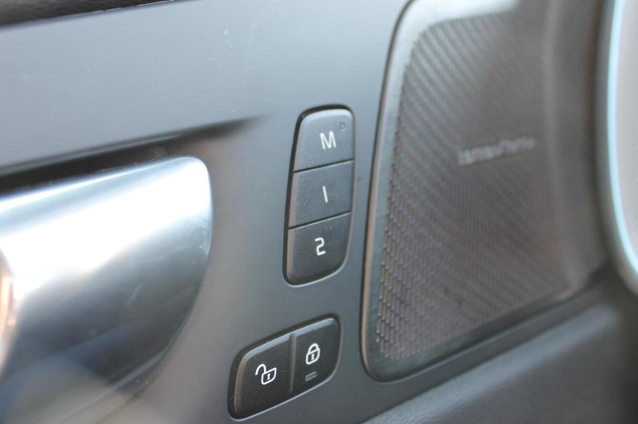 Volvo XC60 2.0 T6 Plug-in hybrid AWD Plus Dark Long range / Adaptieve cruise control / Panoramadak / Apple carplay / Parkeersensoren met 360 camera / Elektrische achterklep / Elektrische stoelen met geheugen / Stoel en stuurwielverwarming