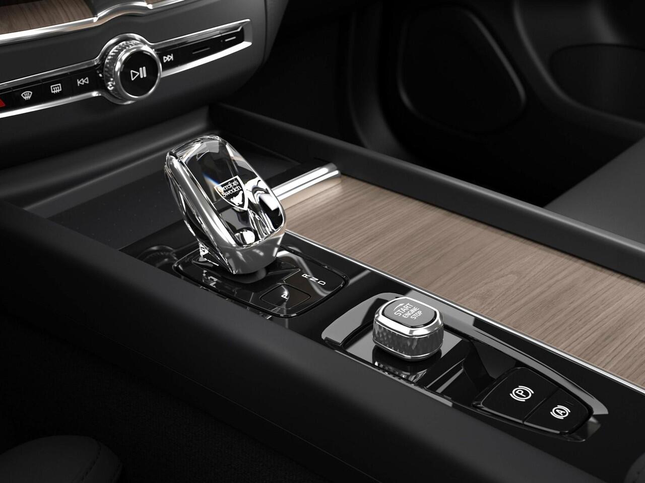 Volvo XC60 2.0 T6 Plug-in hybrid AWD Plus Dark Automaat / Panoramadak / Head-up display / 360* camera / 20" velgen / MY2026