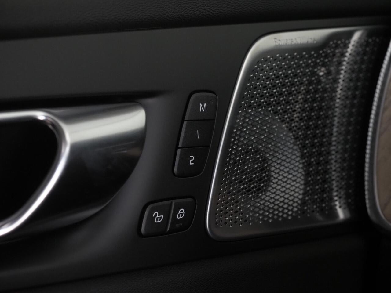 Volvo XC60 2.0 T6 Plug-in hybrid AWD Ultra Dark "Facelift" | Luchtvering | Bowers & Wilkins | Masage Stoelen | Stoelventilatie | Voorstoelen En Achterstoelen Verwarmd | Trekhaak (elektrisch uitklapbaar)