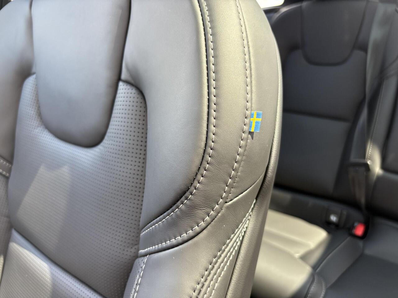 Volvo XC60 2.0 T6 Plug-in hybrid AWD Ultra Black Edition | Luchtvering | Bowers en Wilkins audio | Panoramadak | Geventileerde nappa lederen stoelen | Extra getint glas | 22'' velgen | 360 camera