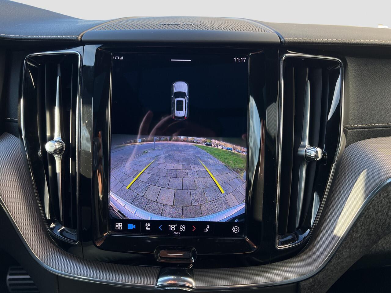 Volvo XC60 2.0 Recharge T8 AWD R-Design | Pano | Trekhaak | H&K | Adaptive |