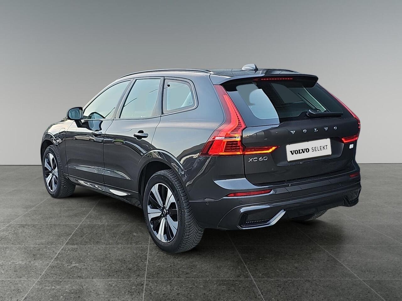 Volvo XC60 2.0 T6 Plug-in hybrid AWD Plus Dark | Trekhaak | 360 graden camera | Stoelverwarming | Panoramadak |