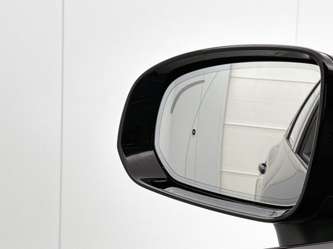 Volvo XC60 2.0 T6 Plus Dark Panorama Dak | All season | Trekhaak |