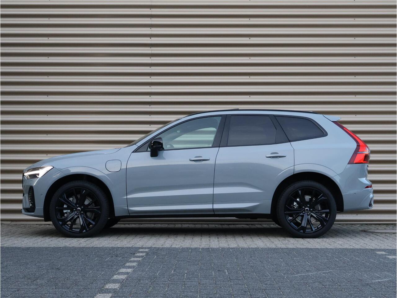 Volvo XC60 T6 Plug-in hybrid AWD Ultra Black Edition | Uit voorraad leverbaar | Harman Kardon | Panoramadak