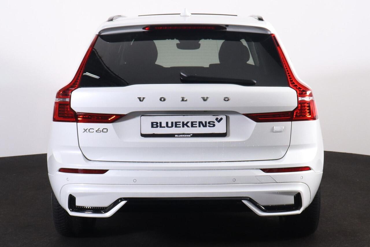 Volvo XC60 T6 Recharge AWD Plus Dark - Panorama/schuifdak - IntelliSafe Assist & Surround - Harman/Kardon audio - Parkeercamera achter - Adaptieve LED koplampen - Verwarmde voorstoelen, stuur & achterbank - Parkeersensoren voor & achter - Elektr. bedienb. voorstoele