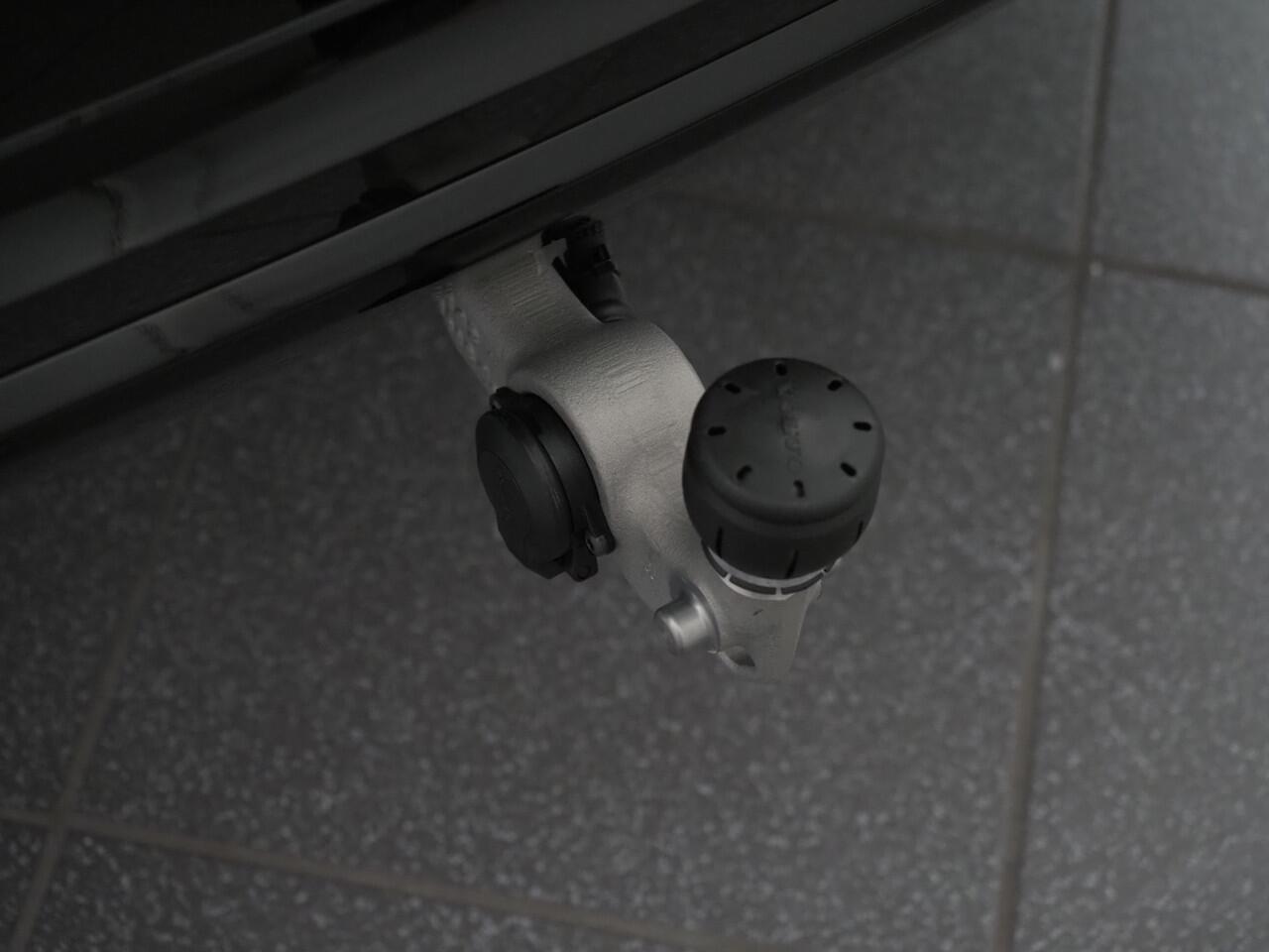 Volvo XC60 2.0 T6 Plug-in hybrid AWD Ultra Dark "Facelift" | Luchtvering | Bowers & Wilkins | Masage Stoelen | Stoelventilatie | Voorstoelen En Achterstoelen Verwarmd | Trekhaak (elektrisch uitklapbaar)