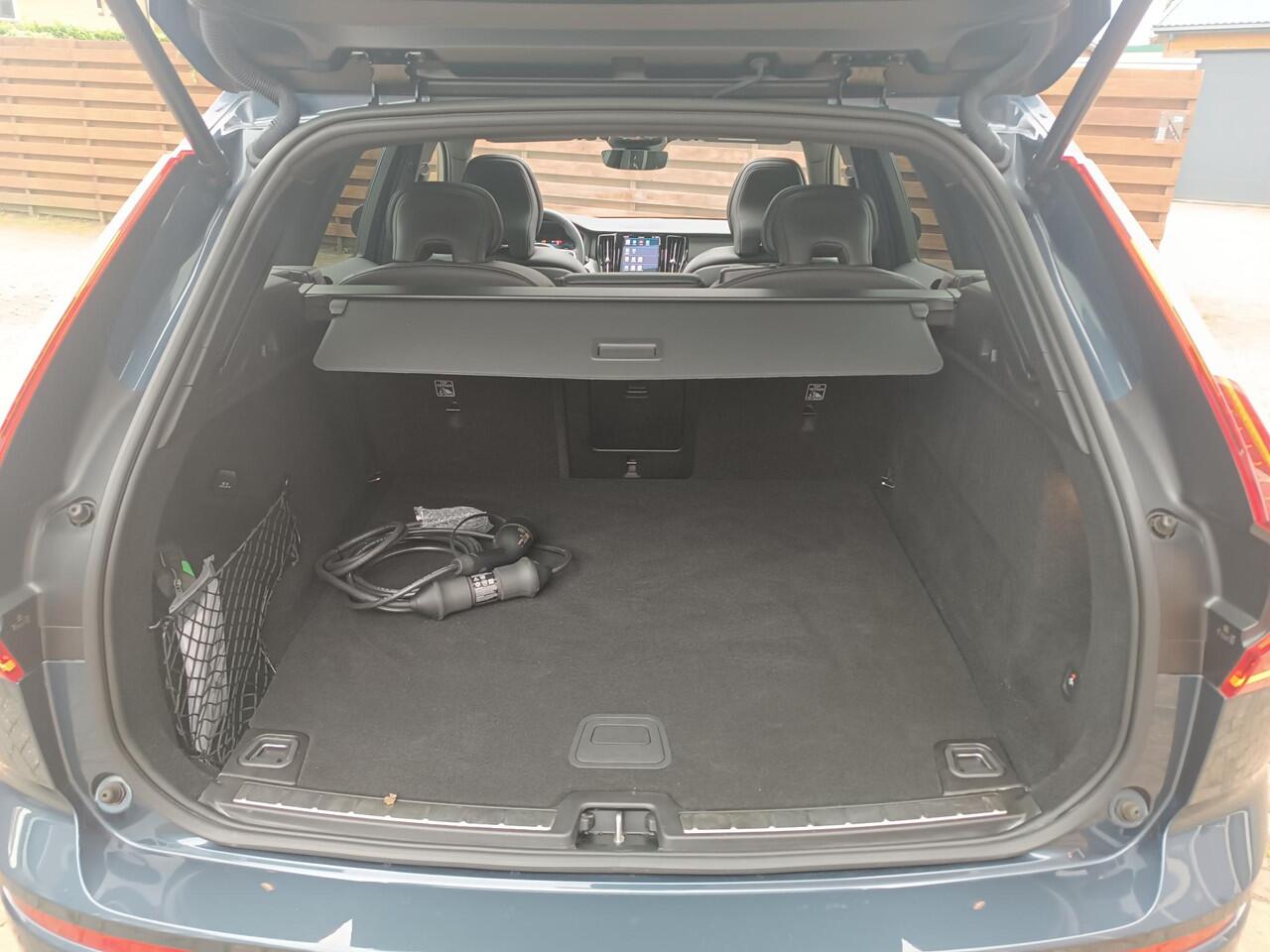 Volvo XC60 2.0 T6 Plug-in hybrid Dark, trekhaak, schuifdak