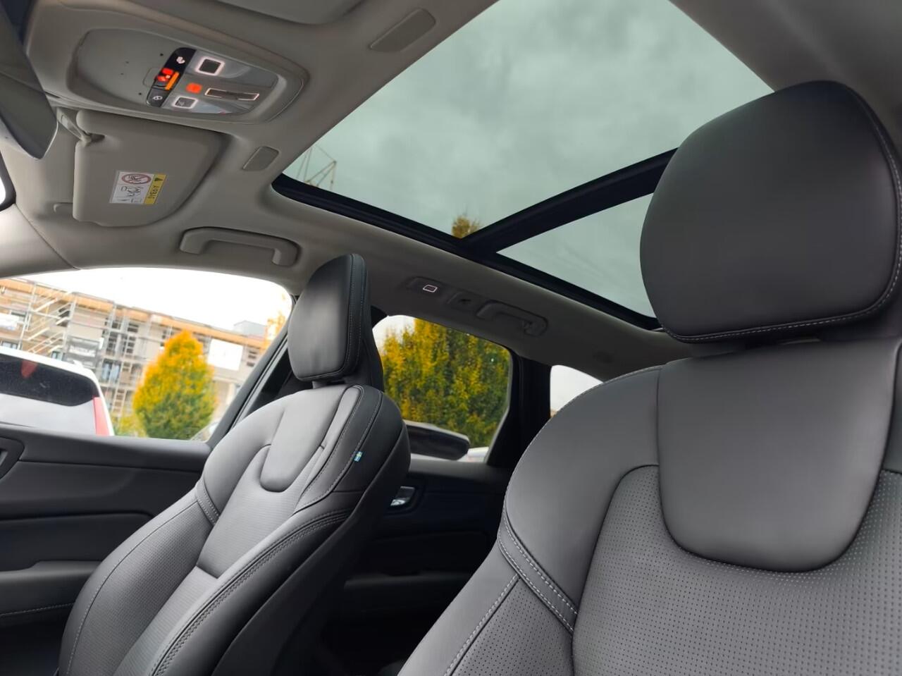 Volvo XC60 2.0 T8 Plug-in hybrid AWD Plus Dark (335kW/455PK) FULL OPTION ** 1e EIG - Ex VOLVO - ¤ 25.000,= onder NP ** ** INFORMEER OOK NAAR ONZE AANTREKKELIJKE FINANCIAL-LEASE TARIEVEN **