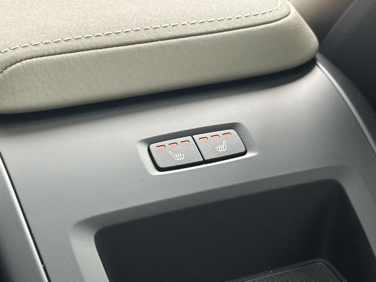 Volvo XC60 2.0 T6 Plug-in hybrid AWD Plus Dark 360 Camera / Head-up display / Harman Kardon audio / Panorama dak / stoel- en stuurverwarming / leer