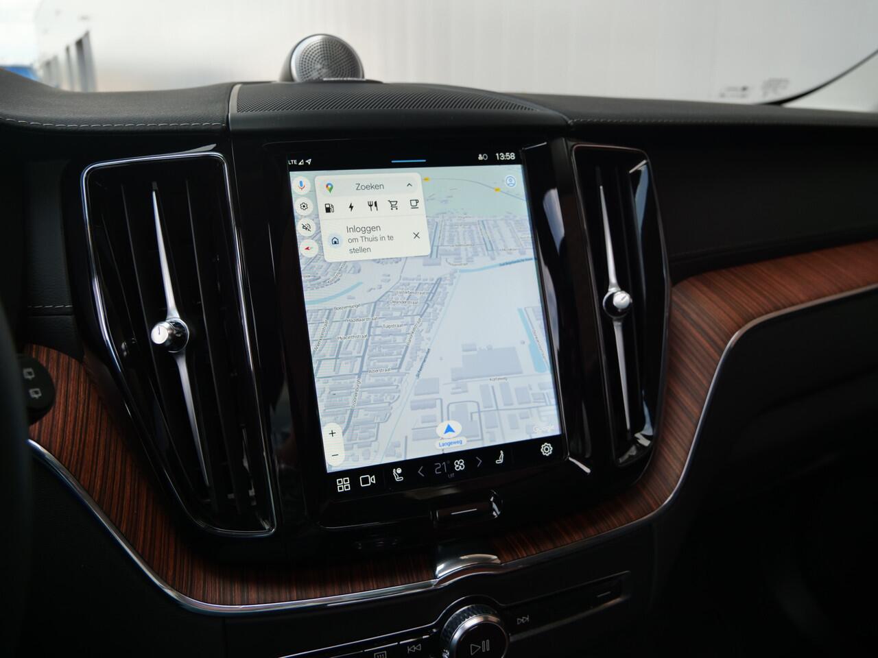 Volvo XC60 2.0 T6 350pk Plug-in hybrid AWD Ultimate Dark Schuifdak / Luchtvering / Head-up display