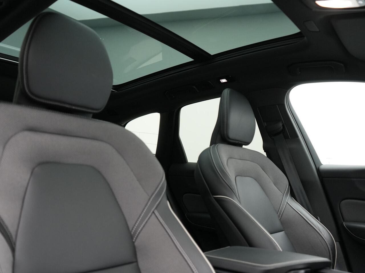 Volvo XC60 Recharge T6 AWD R-Design LONG RANGE Plug In Hybrid 341pk Dealer O.H. PHEV | Panodak | 360 Camera | Google Assistent | Lederen Sportstoelen Memory & Verwarmd | Apple Carplay | Keyless | Virtual | Navigatie | DAB |