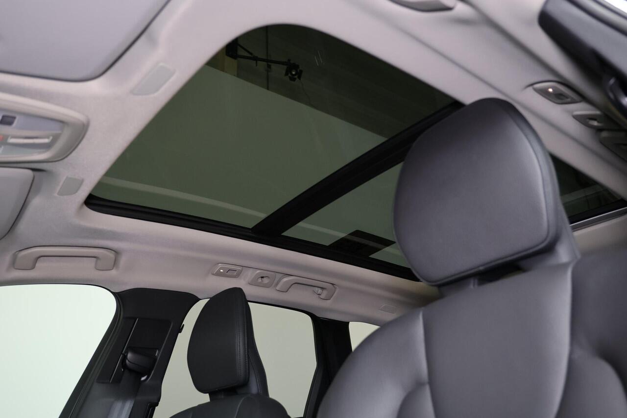 Volvo XC60 T8 Recharge AWD Ultimate Dark - Panorama/schuifdak - IntelliSafe Assist & Surround - 360º Camera - Adaptieve LED koplampen - Verwarmde voorstoelen, stuur & achterbank - Parkeersensoren voor & achter - Elektr. bedienb. voorstoelen met geheugen - Head up di