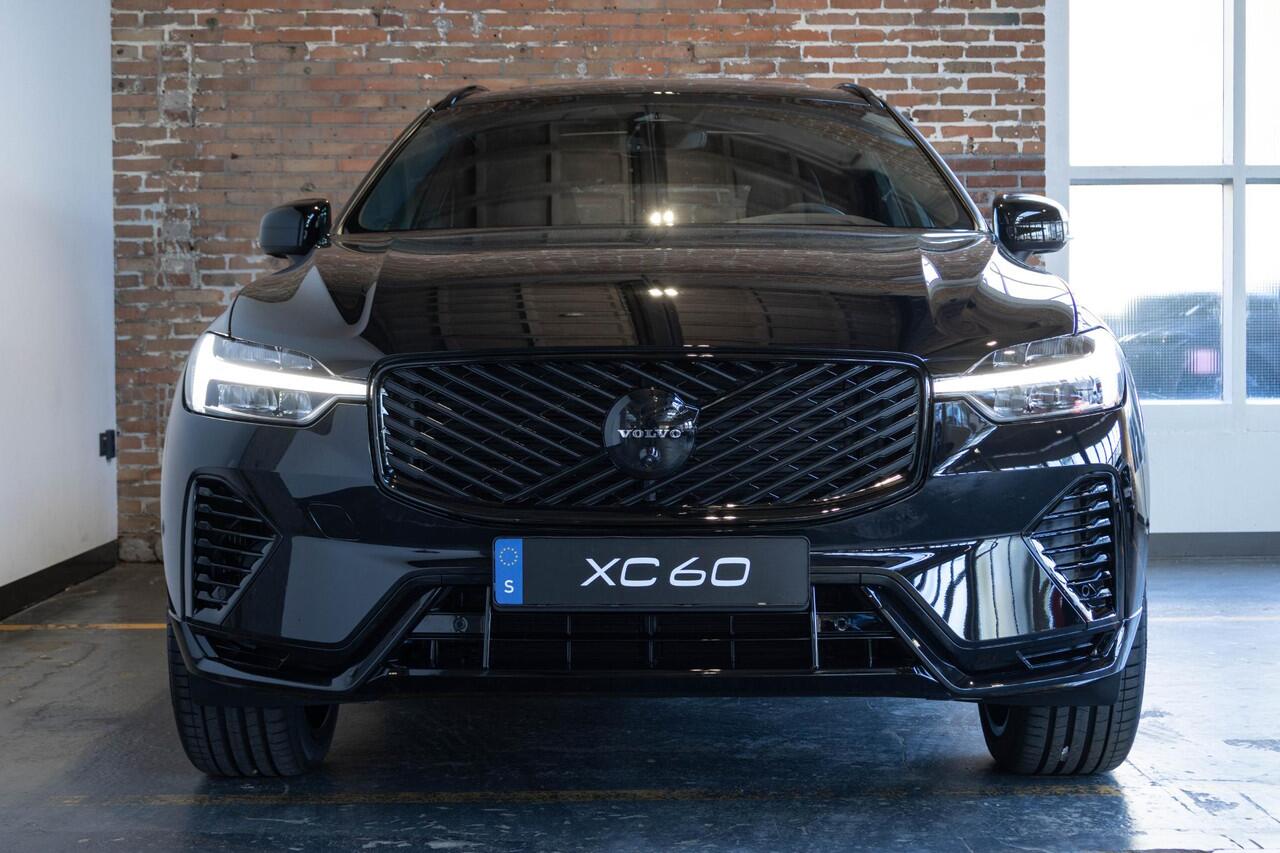 Volvo XC60 2.0 T6 Plug-in hybrid AWD Plus Black Edition | Verwacht Dec. 2025 | Luchtvering | Head-Up Display | 360º Camera | Schuif/Kantel-Panoramadak | Google Infotainment | 21" Lichtmetalen Wielen |
