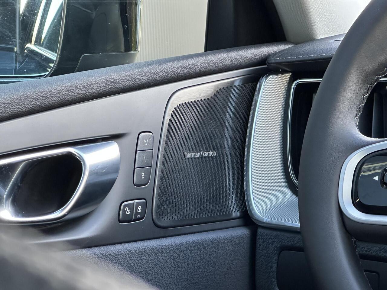 Volvo XC60 2.0 T6 Plug-in hybrid AWD Ultra Dark 360 Camera / Head-up display / Harman Kardon audio / trekhaak / Panorama dak / stoel- en stuurverwarming / leer