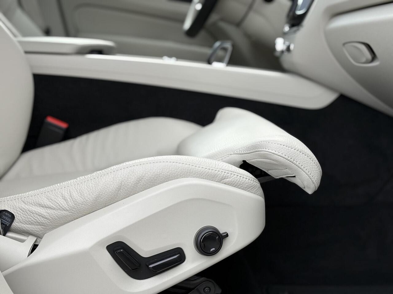 Volvo XC60 2.0 T6 Plug-in hybrid AWD Ultimate Bright | Long range | Trekhaak | Adaptive cruise control | Head-up display | Harman/Kardon audio | Dode hoek detectie BLIS | Stoelverwarming voor + achter | Stuurverwarming | Elektrische stoelverstelling |