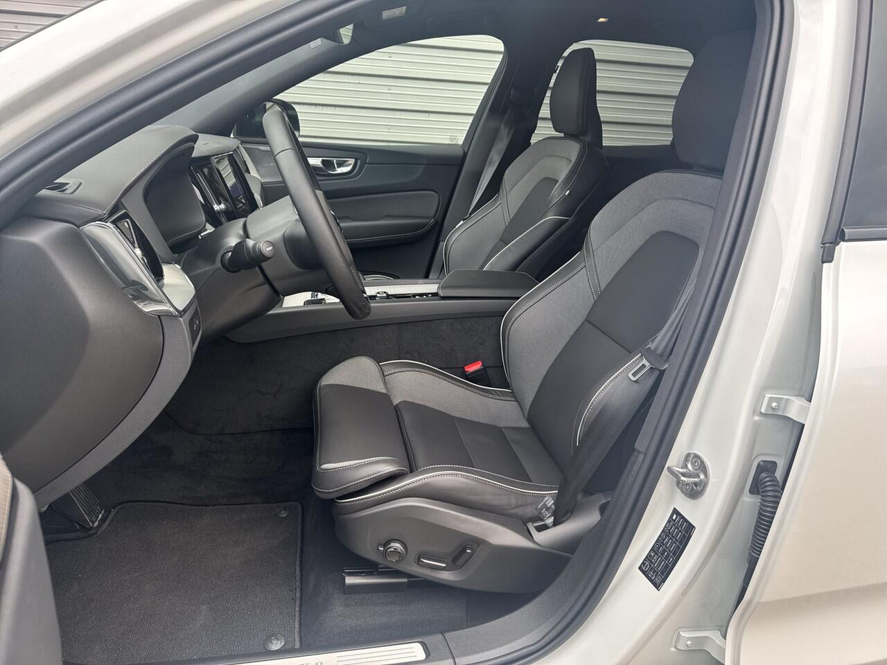 Volvo XC60 T6 350 PK Plug-in hybrid AWD Ultra Dark / 360 camera/ Luchtvering / Black Sheep pakket /