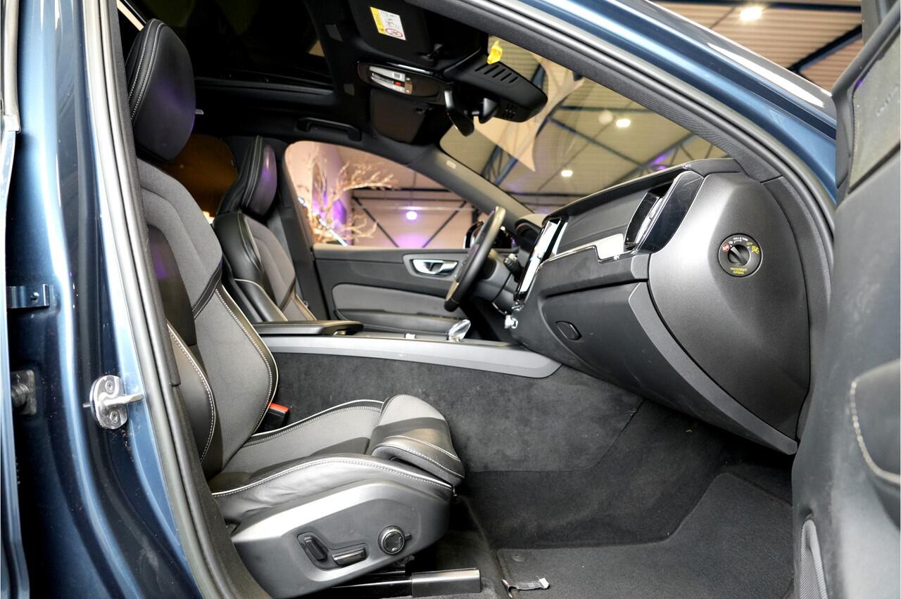 Volvo XC60 2.0 B5 MHEV 195kW/265pk Aut8 Ultimate Dark PANORAMADAK + HARMAN/KARDON + PILOT ASSIST + HEAD-UP DISPLAY + ADAPT.CRUISE + STANDKACHEL + STOELVERWARMING V&A + BLIS + LANE ASSIST + STUURVERWARMING + ON-CALL + EL.TREKHAAK + PARKSENSOREN + 21" LM-VELGEN!!