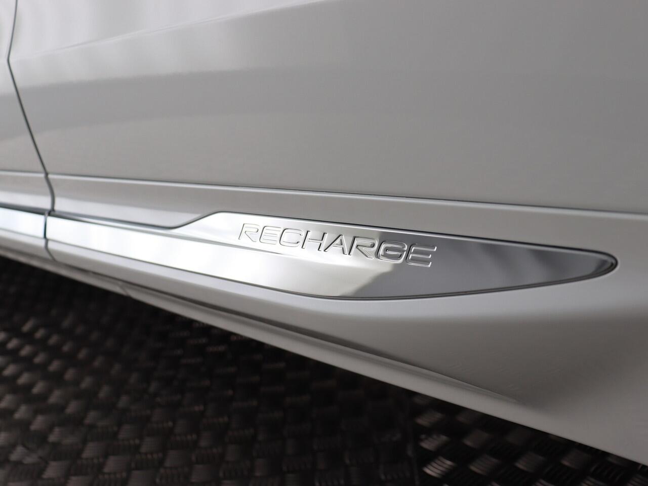 Volvo XC60 2.0 T8 PHEV AWD Plus Bright Long Range (Luchtvering / Pano / Stoelkoeling-verw. / H&K / 21'')