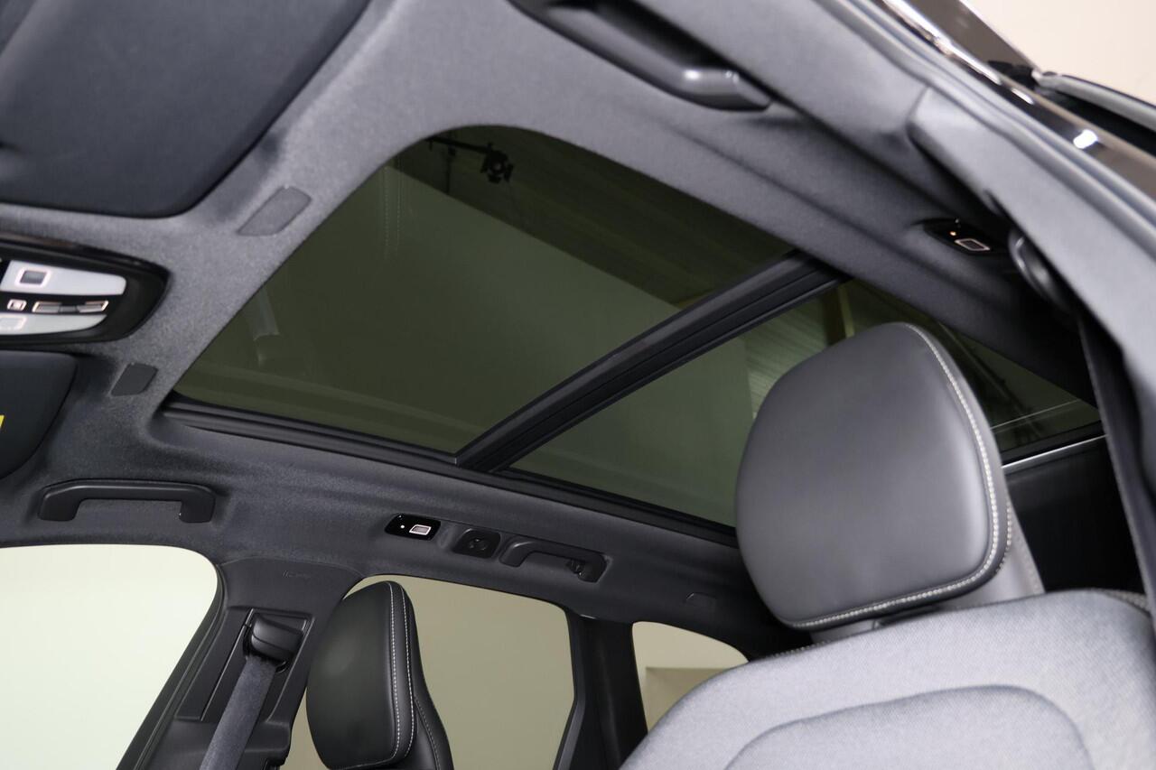Volvo XC60 T6 Recharge AWD Plus Black Edition - Panorama/schuifdak - IntelliSafe Assist & Surround - Adaptieve LED koplampen - Parkeercamera achter - Verwarmde voorstoelen, stuur & achterbank - Parkeersensoren voor & achter - Elektr. bedienb. voorstoelen met geheuge