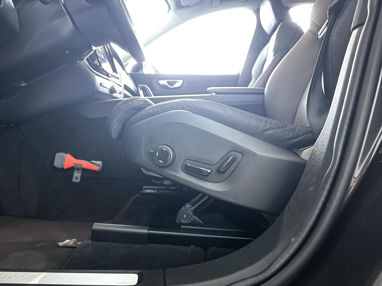 Volvo XC60 T6 Aut. Plug-in hybrid AWD Plus Dark | Panoramadak | 360° camera | Stoel- en stuurverwarming | Trekhaak