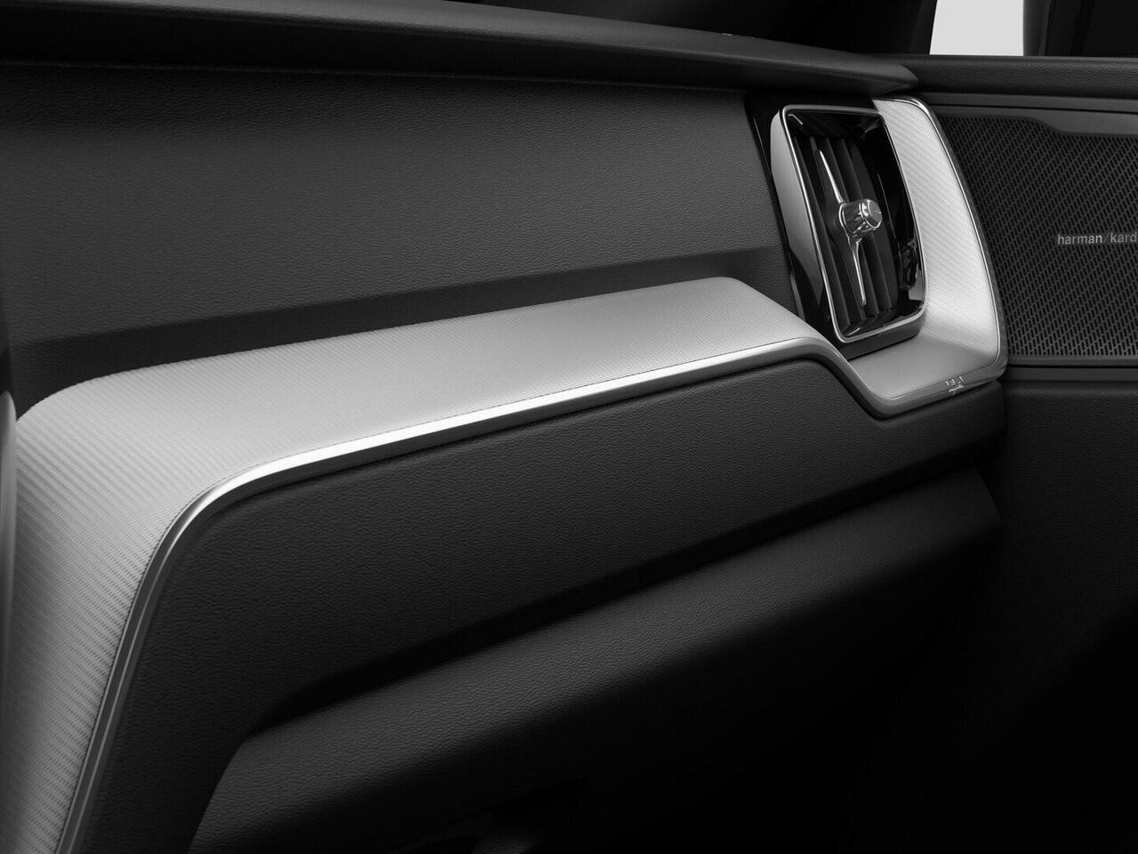 Volvo XC60 2.0 T6 Plug-in hybrid AWD Plus Black Edition Automaat / Panoramadak / Privacy Glass / MY2026 / 21" velgen / MY2026