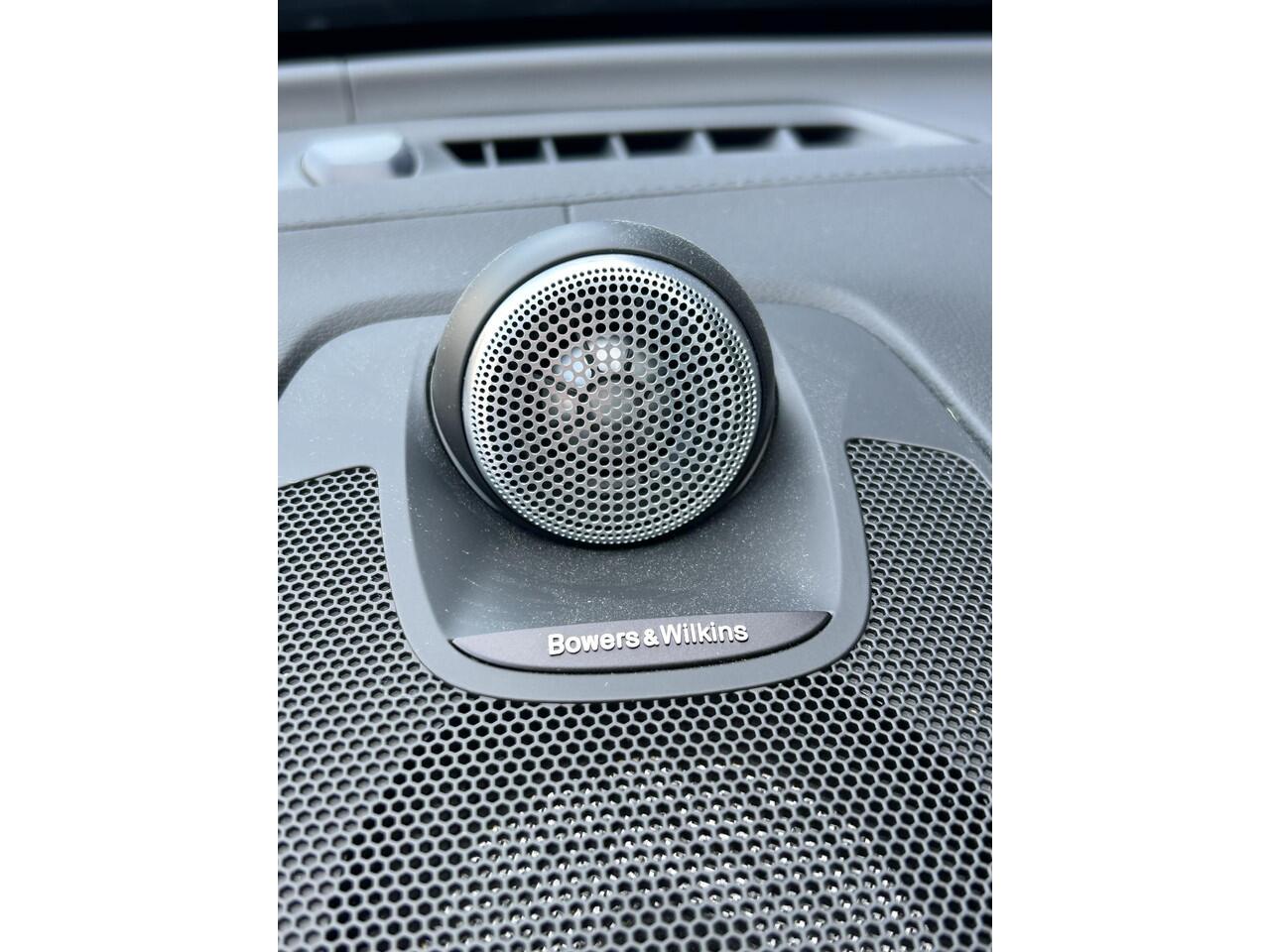 Volvo XC60 2.0 T6 Plug-in hybrid AWD Ultra Dark Panorama dak / B&W Audio / 360 camera / Tailored Wool bekleding / Geint. zitting verhogers achterbank / Elektr. stoelverstelling / Trekhaak