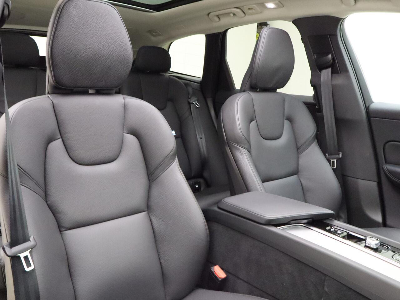 Volvo XC60 T6 350pk AWD Plus Dark / Harman en Kardon audio / Panorama dak / Camera rondom /