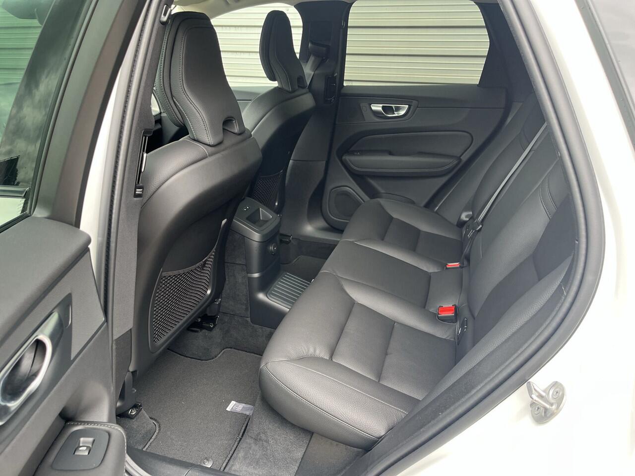 Volvo XC60 T8 Plug-in hybrid AWD Ultimate Dark / Luchtvering / Extra getint glas / 360 camera / Trekhaak semi-elektrisch /