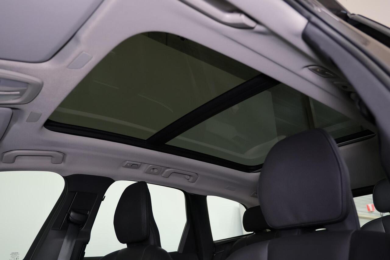 Volvo XC60 T6 Recharge AWD Ultra Dark - Panorama/schuifdak - IntelliSafe Assist & Surround - 360º Camera - Harman/Kardon audio - Adaptieve LED koplampen - Verwarmde voorstoelen, stuur & achterbank - Parkeersensoren voor & achter - Elektr. bedienb. voorstoelen met ge