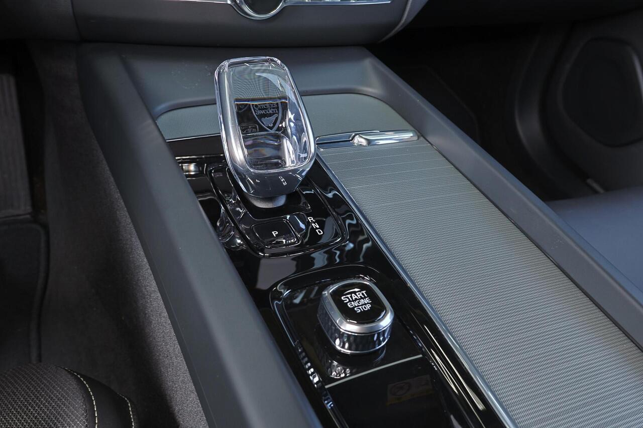 Volvo XC60 T8 Recharge AWD Black Edition Ultra - Luchtvering - Bowers & Wilkins Audio - IntelliSafe Assist & Surround - 360º Camera - Adaptieve LED koplampen - Verwarmde voorstoelen, stuur & achterbank - Parkeersensoren voor & achter - Elektr. bedienb. voorstoelen m