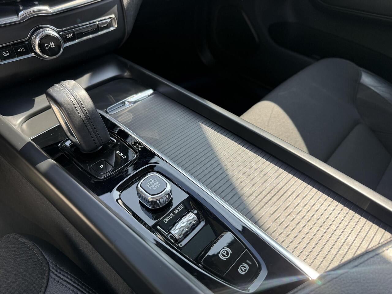 Volvo XC60 2.0 plug-in T6 AWD R-Design Trekhaak l CarPlay l Pano