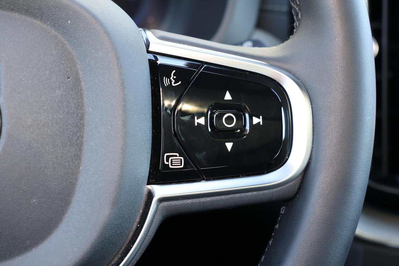 Volvo XC60 T8 Recharge AWD Ultimate Black Edition - Panorama/schuifdak - B&W Audio - Massage&ventilatie stoelen - IntelliSafe Assist & Surround - 360º Camera - Verwarmde voorstoelen, stuur & achterbank - Parkeersensoren voor & achter - Elektr. bedienb. voorstoelen m