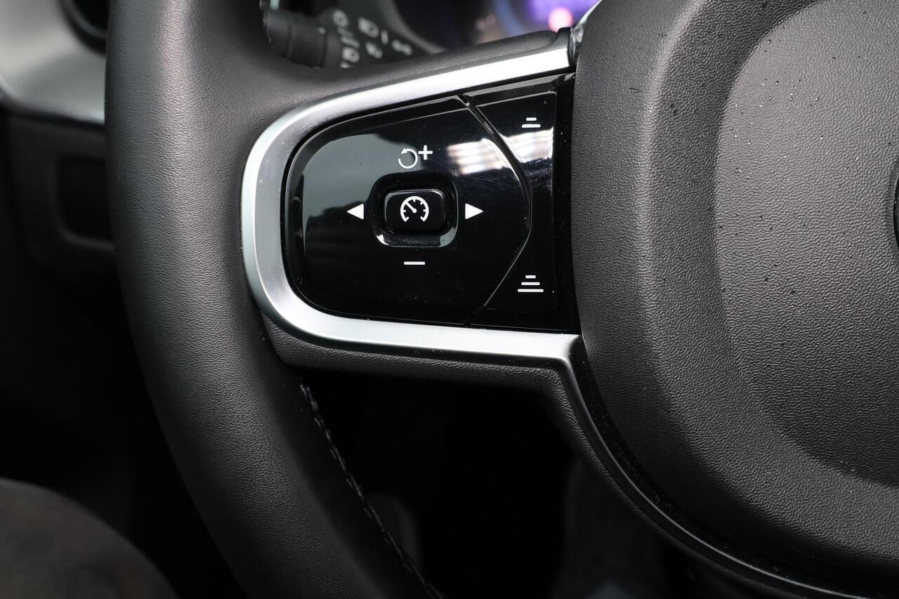 Volvo XC60 T6 Recharge AWD Ultra Dark - Panorama/schuifdak - IntelliSafe Assist & Surround - 360º Camera - Harman/Kardon audio - Adaptieve LED koplampen - Verwarmde voorstoelen, stuur & achterbank - Parkeersensoren voor & achter - Elektr. bedienb. voorstoelen met ge