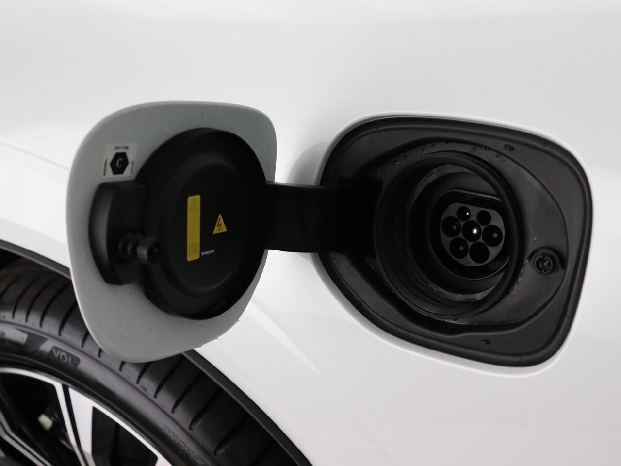 Volvo XC60 2.0 T8 PHEV AWD Plus Bright Long Range (Luchtvering / Pano / Stoelkoeling-verw. / H&K / 21'')