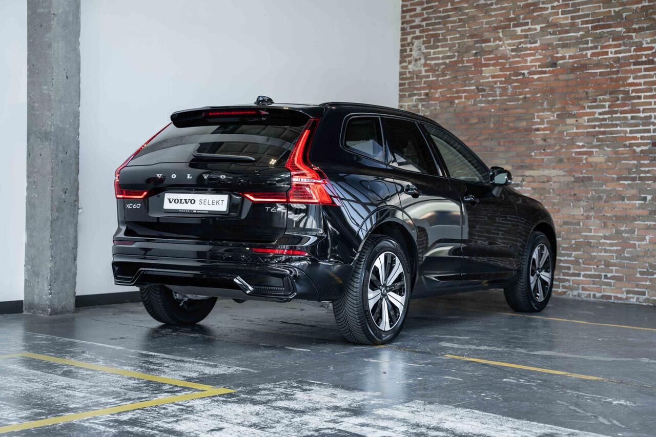 Volvo XC60 T6 Automaat Plug-in hybrid AWD Plus Dark | Elektrisch wegklapbare trekhaak | Panoramadak | Premium audio by Harman Kardon | Verwarmbare voorstoelen, achterbank en stuurverwarming | 4-seizoenenbanden | Adaptive cruise control | 360° parkeercamera |