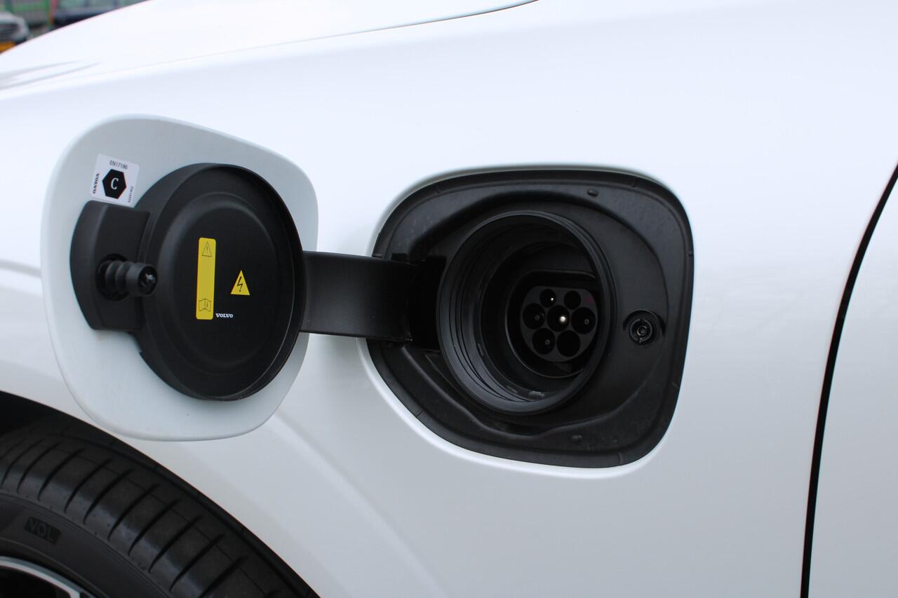 Volvo XC60 T8 455 pk Plug-in hybrid AWD Plus Dark | 21" Velgen | 360 graden camera | Harman Kardon