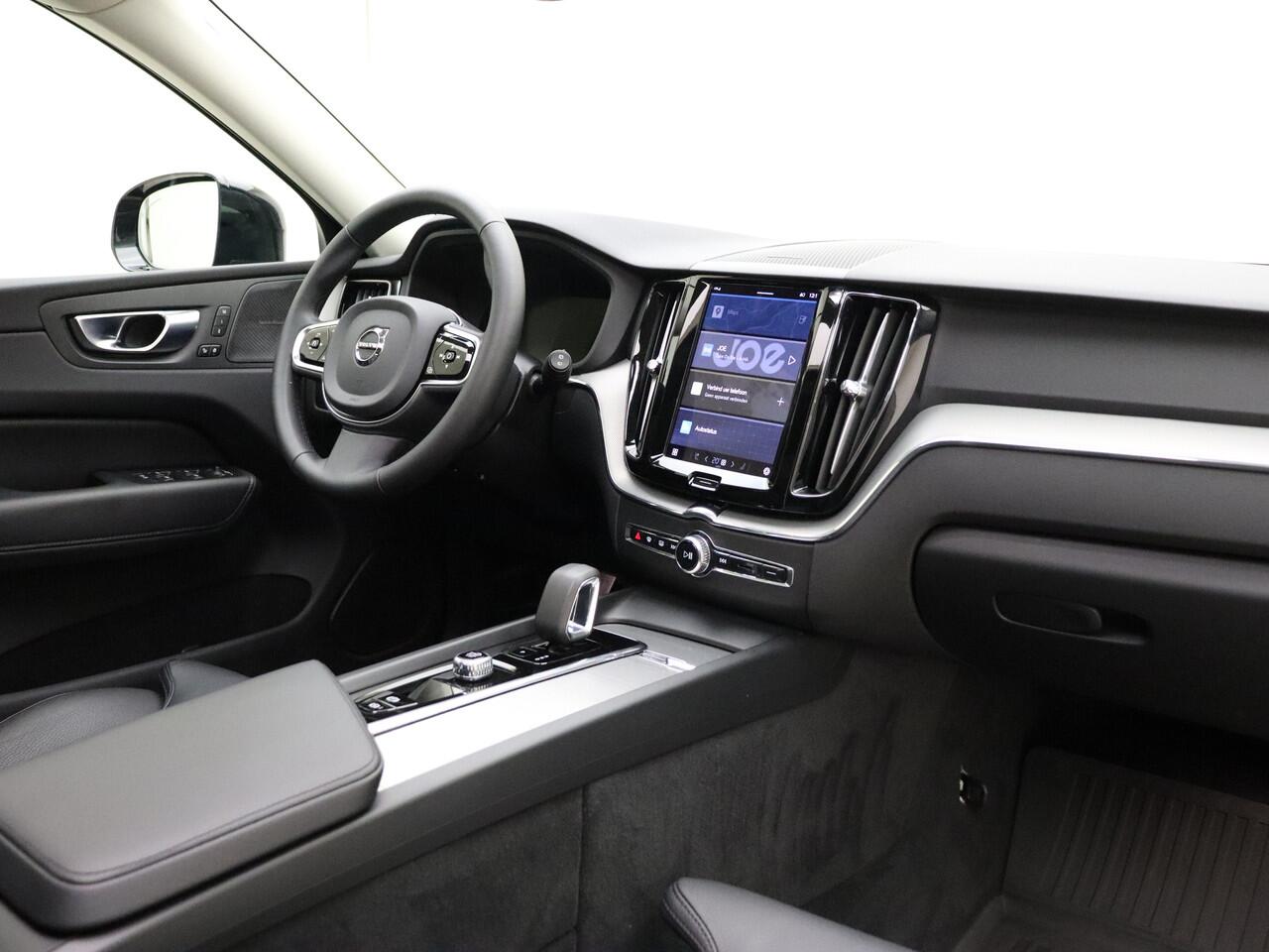 Volvo XC60 T6 350PK AWD Plus Dark / Camera rondom / Harman en Kardon audio / Panorama dak / Stoel/- en stuurverwarming / Trekhaak /