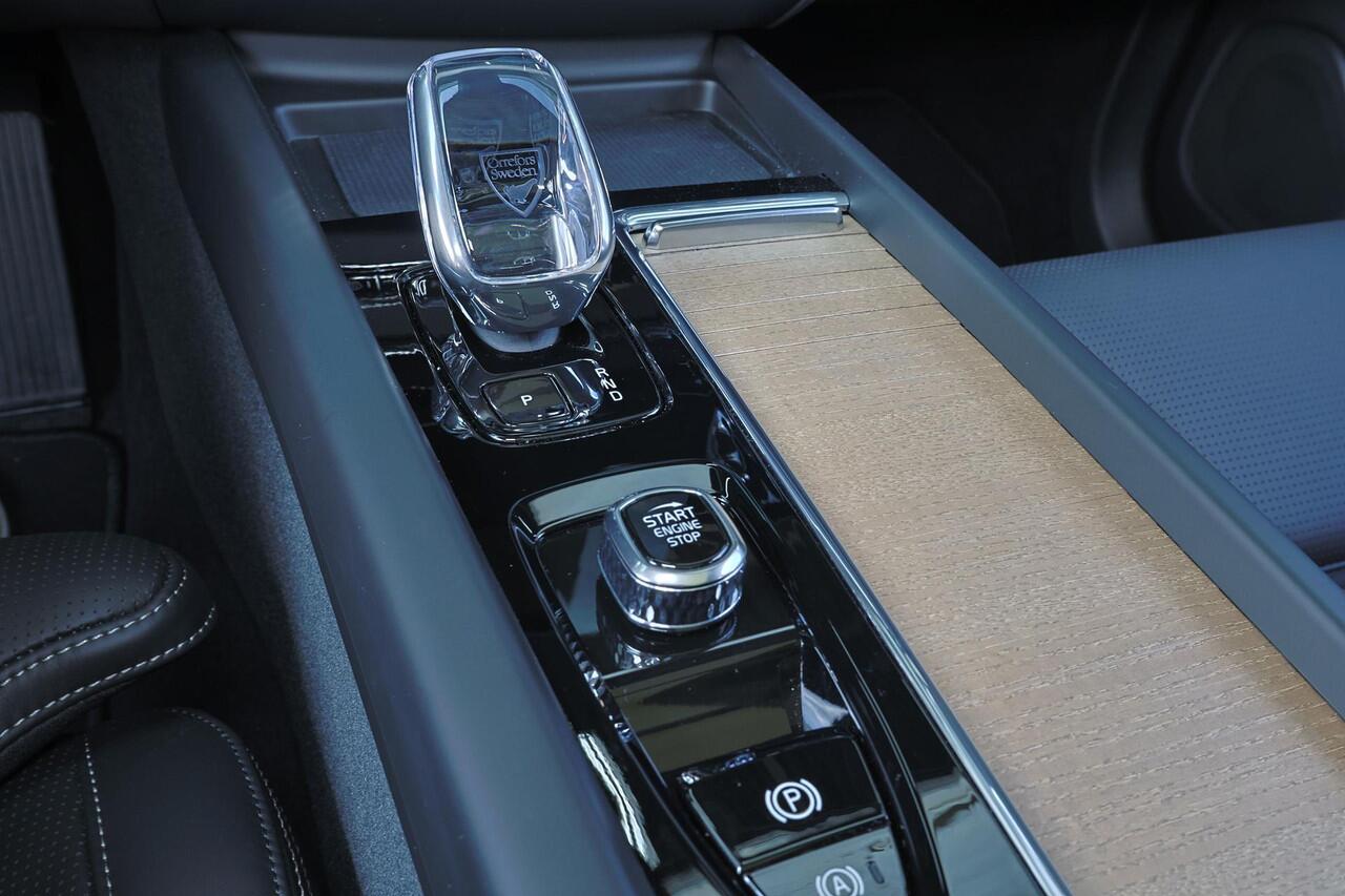 Volvo XC60 T8 Recharge AWD Ultra Dark - Panorama/schuifdak - Massage&Ventilatie stoelen - IntelliSafe Assist & Surround - 360º Camera -Nappa leder - Harman/Kardon audio - Adaptieve LED koplampen - Verwarmde voorstoelen, stuur & achterbank - Parkeersensoren voor & ac