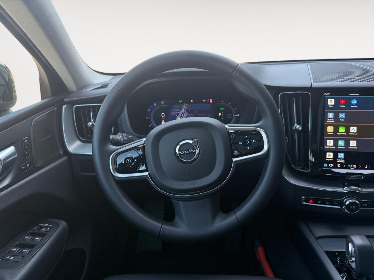 Volvo XC60 2.0 T6 Plug-in hybrid AWD Ultimate Dark | Trekhaak | Head-up Display | Stoelverwarming | 360 graden camera |