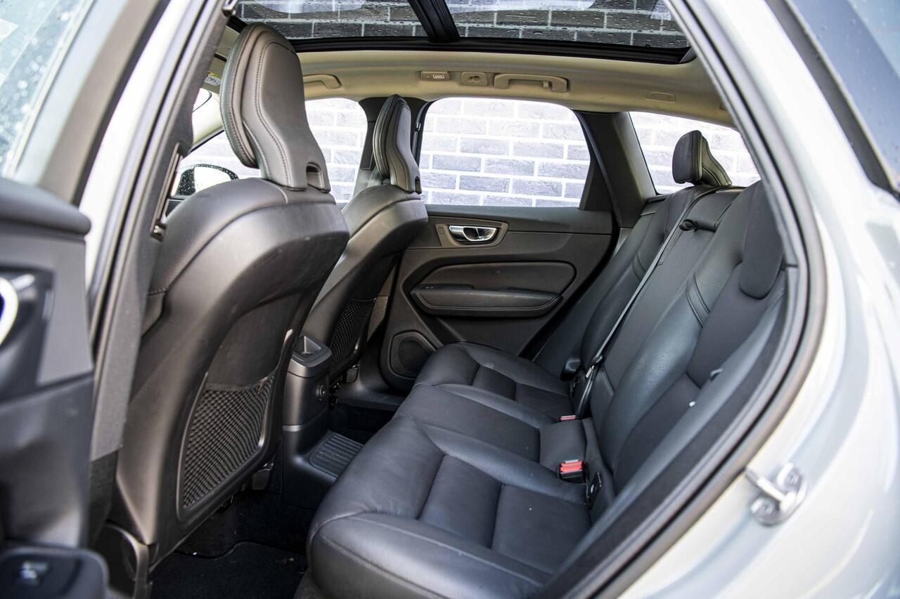 Volvo XC60 2.0 T6 Plug-in hybrid AWD Plus Dark | Trekhaak | Schuif/kanteldak | Rondomzicht camera | Dodehoek assistent | Stoel/Stuur verwarming |